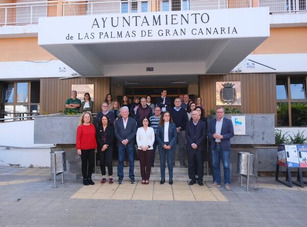 Las Palmas de Gran Canaria guarda un minuto de silencio por el asesinato por violencia vicaria de un menor en Tenerife Las Palmas de Gran Canaria guarda un minuto de silencio por el asesinato por violencia vicaria de un menor en Tenerife
