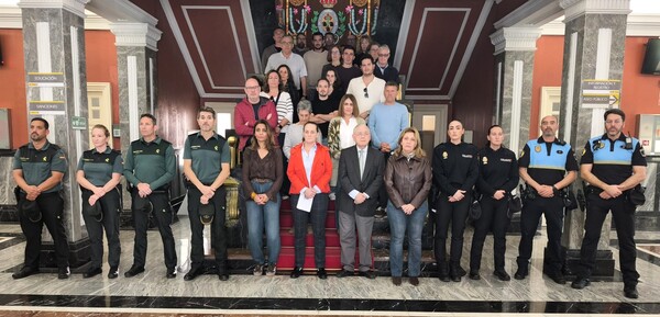 Santa Cruz de Tenerife muestra su repulsa por tres asesinatos machistas en Castellón y Madrid Santa Cruz de Tenerife muestra su repulsa por tres asesinatos machistas en Castellón y Madrid