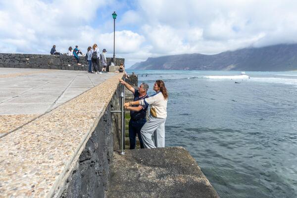 Teguise finaliza la instalación de nuevas barandillas en el litoral para reforzar la seguridad y accesibilidad Teguise finaliza la instalación de nuevas barandillas en el litoral para reforzar la seguridad y accesibilidad