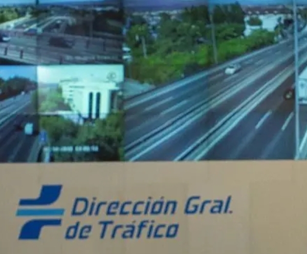 Baliza V-16 conductores con discapacidad: la DGT aclara cómo colocarla sin sanción baliza V-16 colocada en puerta conductor discapacidad