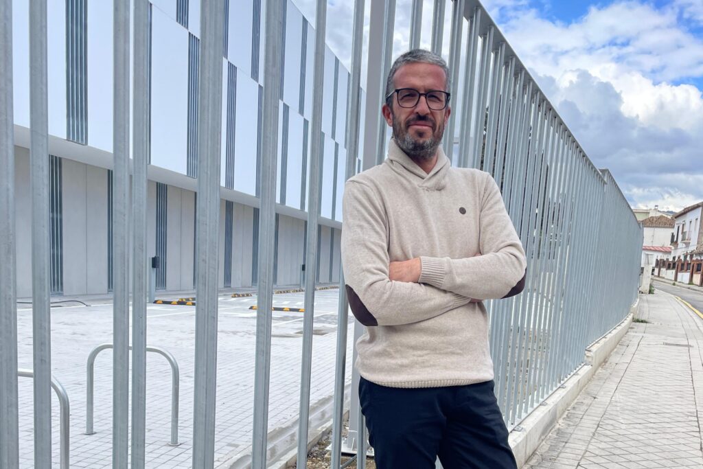 Gerardo Torres, diseñador del logotipo del 90º aniversario de la CNSE