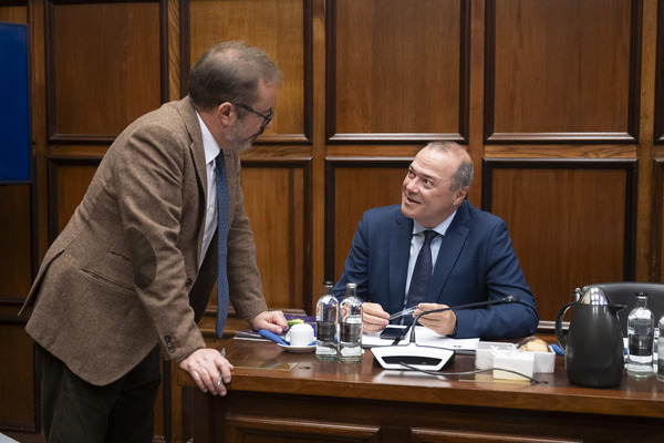 Mejora de la seguridad en la carretera de La Pardilla: licitación del proyecto en 2026 El consejero Augusto Hidalgo durante una reunión