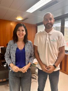 Evelyn Alonso, izquierda, y Pedro Ferrera, derecha, posan ante la cámara tras la reunión