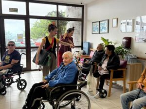 El Hierro impulsa la intervención clown para mejorar el bienestar de las personas mayores