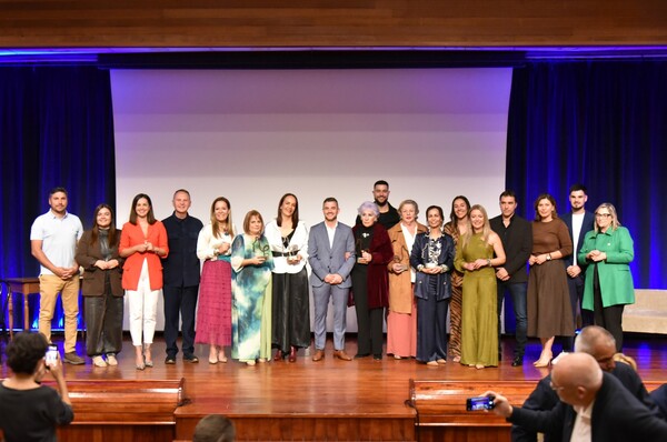 El Paso reconoce a siete mujeres referentes en los V Premios Tara por su impacto social Imagen de grupo tras la gala de reconocimientos