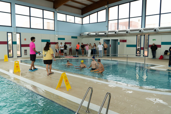 Fuerteventura abre su piscina terapéutica a familias y usuarios en una jornada de puertas abiertas Personas usuarias en la nueva piscina terapéutica