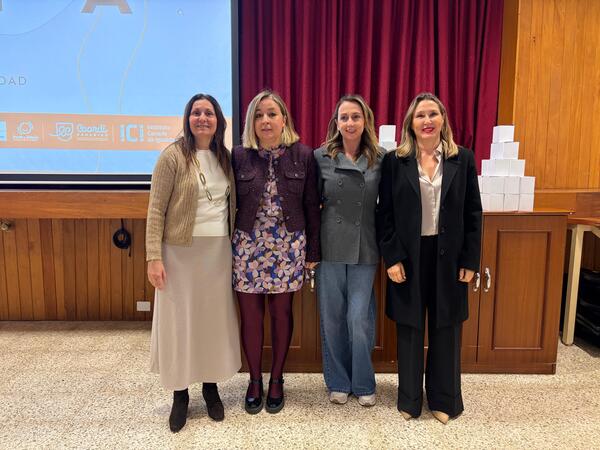 Casi 200 personas se forman en Canarias para prevenir la violencia machista en mujeres con discapacidad La directora general de Discapacidad del Gobierno de Canarias, Dulce María Gutiérrez, junto a otras mujeres del proyecto