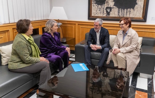 Canarias refuerza su colaboración con UNICEF para apoyar a menores migrantes Fernando Clavijo y Candelaria Delgado, a la derecha, se reúnen con las responsables de UNICEF
