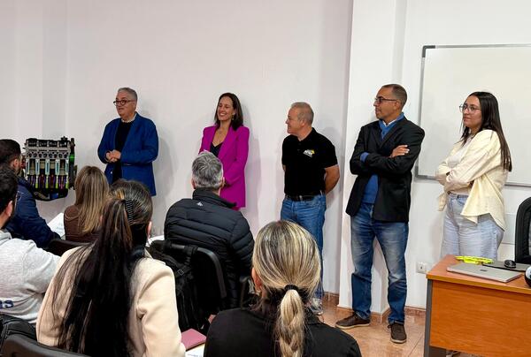 Gran Canaria forma a 40 personas vulnerables como conductores con el programa Empleo sobre Ruedas El consejero de Empleo y Desarrollo Local del Cabildo de Gran Canaria, Juan Díaz, dirigiéndose a las personas participantes