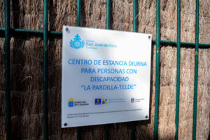 Placa con el nombre del Centro de Día