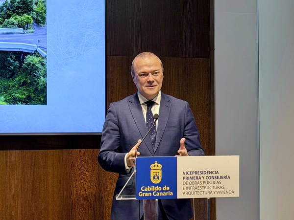 El Cabildo culmina el proyecto del ensanche del puente de Miraflor en la GC-21 en Teror El vicepresidente Augusto Hidalgo durante su intervención ante los medios