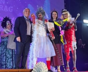 Entrega de premio al Drag