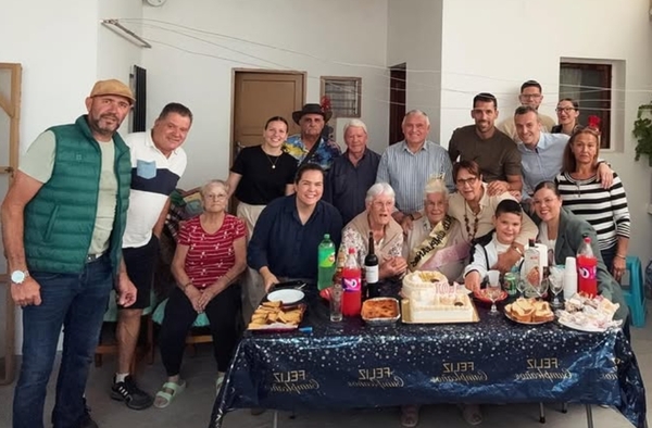 Una vecina de La Aldea celebra sus 101 años rodeada de familia y cariño Imagen de grupo de la celebración