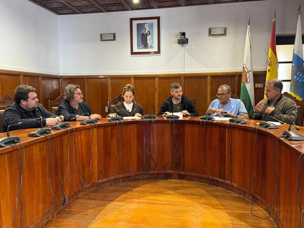 El Cabildo de La Palma inicia las obras del Centro Residencial de Mayores de El Paso Momento de la reunión en La Palma