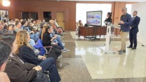 El consejero de Bienestar Social e Inclusión, Marci Acuña, se dirige a las personas asistentes