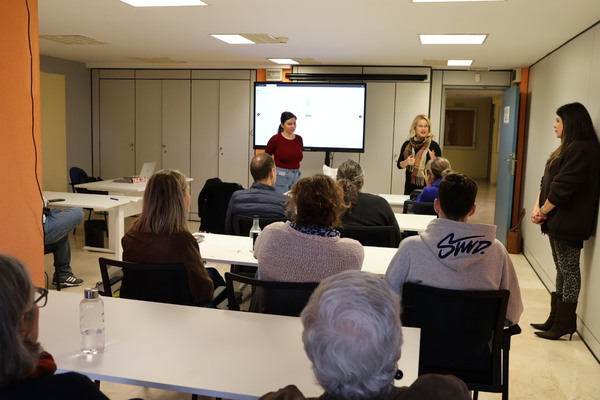 Las Palmas de Gran Canaria forma a su personal tributario para mejorar la atención a personas con discapacidad visual La concejala de Recursos Humanos, Esther Martín, en la formación de la ONCE para personal de atención tributaria