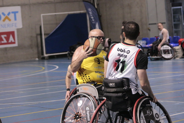 El Santa Cruz ADEIN Tenerife regresa a la Superliga con un exigente duelo ante Amiab Albacete Un jugador del Santa Cruz ADEIN Tenerife durante un partido