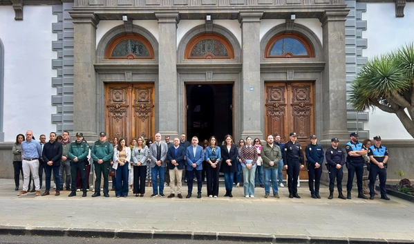 Santa Cruz de Tenerife guarda un minuto de silencio por un nuevo asesinato machista en Basauri Momento del minuto de silencio en Santa Cruz de Tenerife