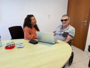 Un usuario delante del ordenador