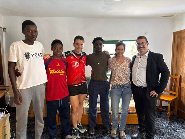 El Hierro impulsa la inclusión sociolaboral de jóvenes con un proyecto pionero El consejero Amado Carballo junto a participantes en el proyecto