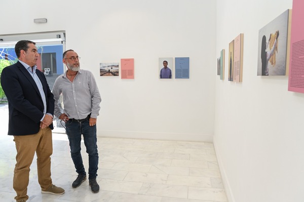 Menores migrantes protagonizan la exposición fotográfica ‘Travesías’ en Canarias Momento de la visita a la exposición