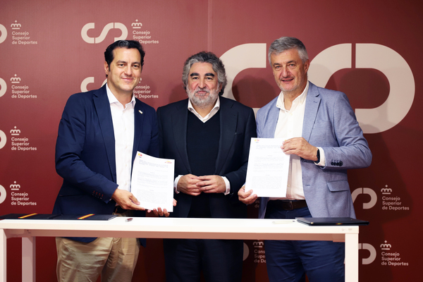 El voleibol sentado se integra en la Federación Española de Voleibol Momento de la firma