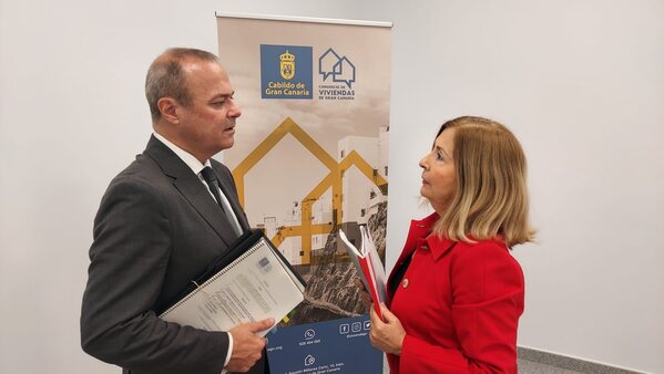 El Cabildo destina 1,5 millones para mejorar las viviendas de familias vulnerables en Gran Canaria Augusto Hidalgo y Lourdes Armas, gerente del Consorcio de Viviendas
