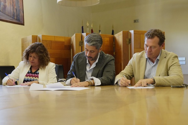 La Laguna, Tacoronte y Teidagua renuevan las ayudas para la bonificación del agua a familias vulnerables Momento de la firma del convenio