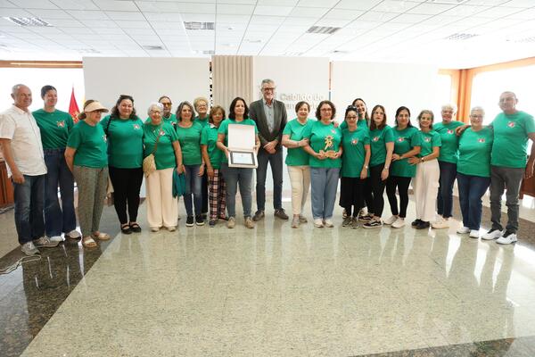 El Cabildo de Lanzarote reconoce los 25 años de Afibrolan en el Día de la Fibromialgia Foto de grupo con motivo del 25 aniversario de la entidad
