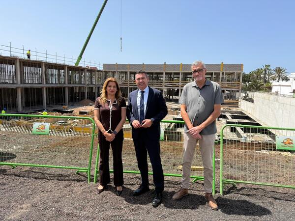 Lanzarote impulsa nuevas infraestructuras sociales con la residencia de Tahíche y el centro de Cáritas Oswaldo Betancort, María Jesús Tovar y Marci Acuña posando delante de las obras