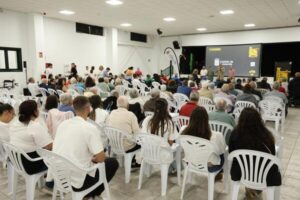 El consejero Marci Acuña se dirige a las personas asistentes