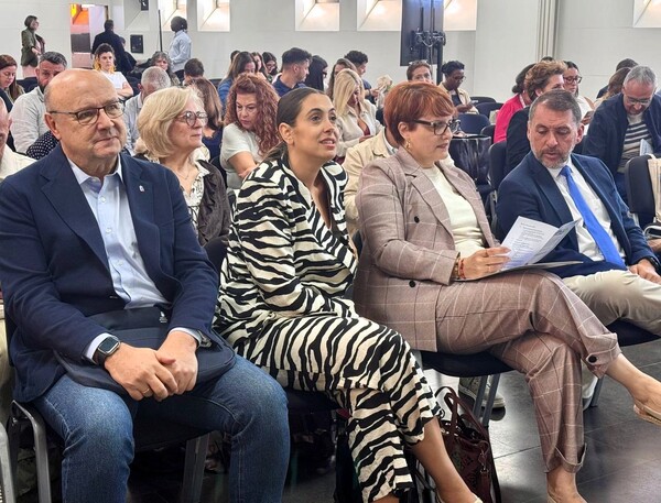 Santa Cruz de Tenerife reúne a expertos y expertas para impulsar la innovación social en servicios sociales Representantes políticos durante el evento