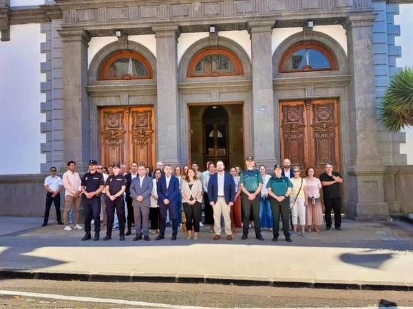 Santa Cruz de Tenerife se concentra contra la violencia machista con un minuto de silencio por las últimas víctimas Minuto de silencio en Santa Cruz de Tenerife