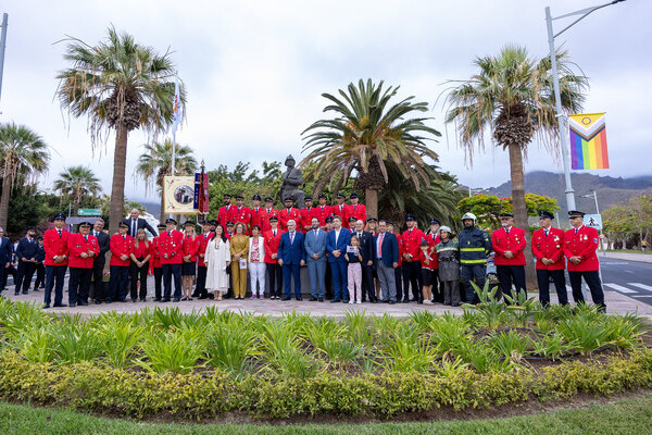 Los Bomberos Voluntarios de Adeje celebran 40 años de servicio con un homenaje a su historia y a quienes la hicieron posible Foto de familia de los Bomberos Voluntarios de Adeje