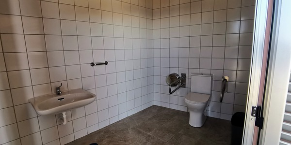 Agüimes instala sus primeros aseos públicos adaptados para personas ostomizadas Aseos ostomizados