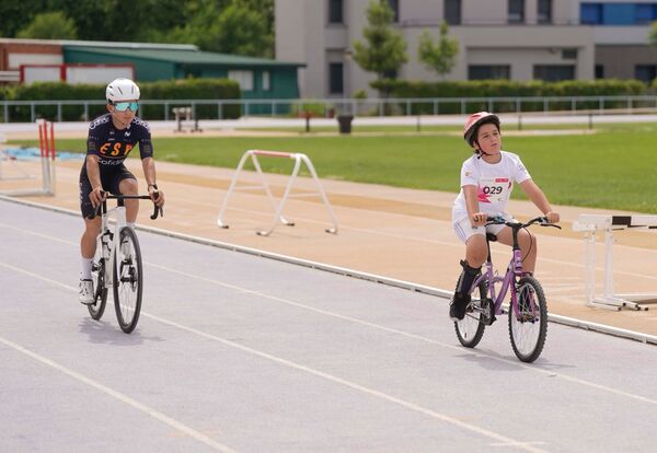 Valladolid descubre nuevas promesas del deporte adaptado en el Draft Paralímpico Dos participantes durante una prueba de ciclismo