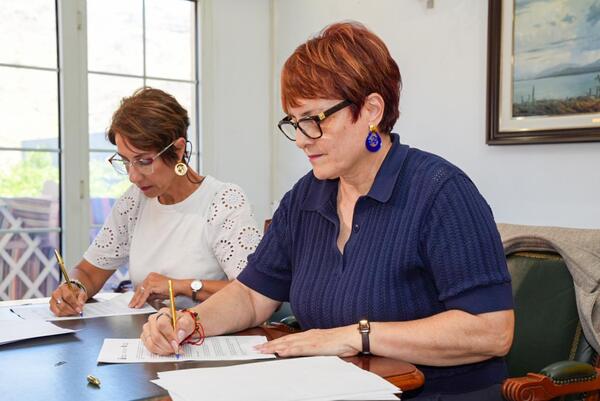 Bienestar Social y Mogán refuerzan la atención a la dependencia con un nuevo convenio de colaboración La consejera Candelaria Delgado y la alcaldesa de Mogán, Onalia Bueno, firmando el convenio