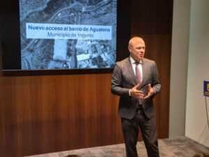 Augusto Hidalgo presentando el estudio