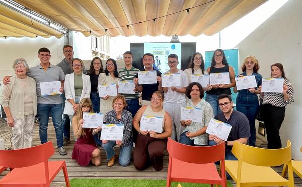 El Concurso de Narrativa Joven Benito Pérez Galdós premia el talento literario de Gran Canaria Los premiados del concurso posando con su diploma
