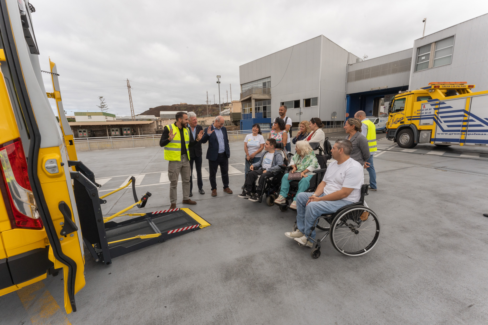 Guaguas Municipales refuerza su compromiso con una movilidad más accesible e inclusiva 1 Un grupo de personas conoce de cerca las novedades de Guaguas Municipales en movilidad accesible