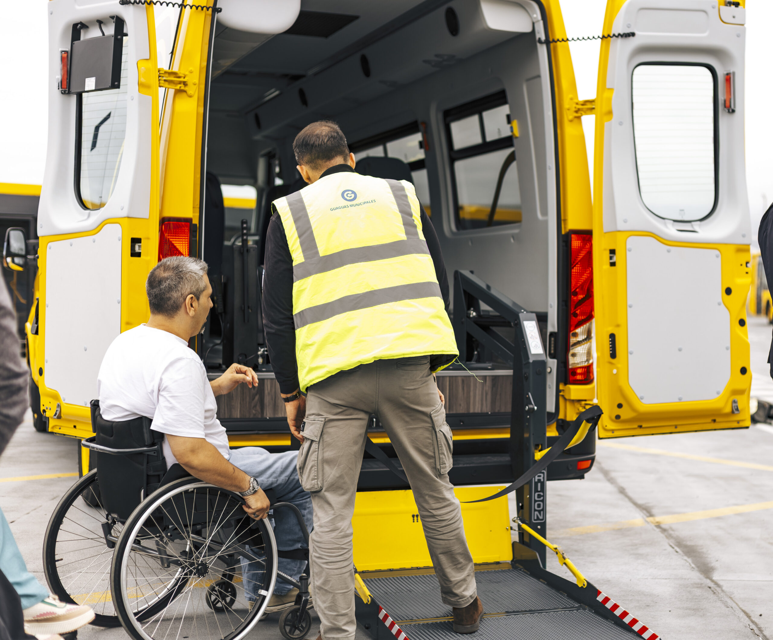 Guaguas Municipales refuerza su compromiso con una movilidad más accesible e inclusiva 2 Un empleado de Guaguas Municipales y el cofundador y piloto de Sin Barreras Driving, Domingo Pulido, conocen los detalles de los nuevos vehículos del servicio de Guagua Amarilla (PMR)