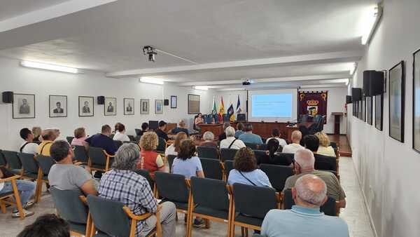 La Frontera abre el plazo para solicitar ayudas a la rehabilitación de viviendas Reunión de vecinos en La Frontera, en El Hierro