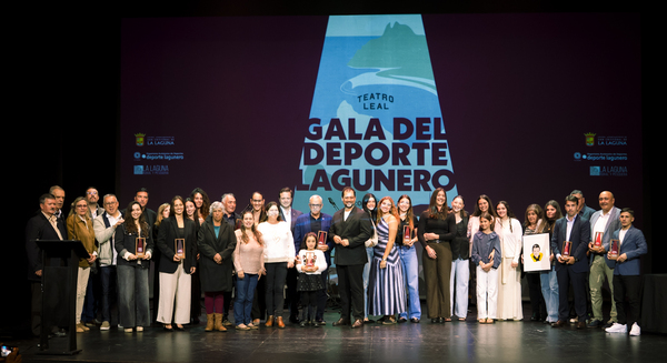 La Carrera por la ELA recibe el reconocimiento a los valores, la igualdad y el deporte inclusivo en La Laguna Foto de grupo de los premiadas y las premiadas en la gala