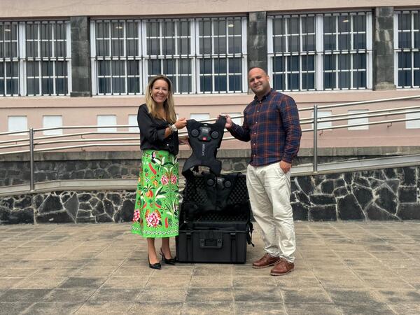 Las personas con discapacidad auditiva podrán sentir la música en los eventos culturales de La Palma Entrega de mochilas sensitivas a Indispal