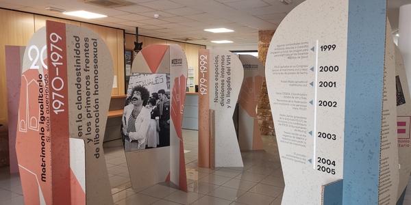 Dos exposiciones invitan en Agüimes a descubrir la historia y las conquistas del movimiento LGTBIQ+ Visitantes recorriendo las exposiciones LGTBIQ+ en Agüimes