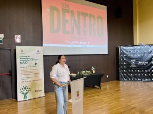 'Desde dentro', el documental que rompe el estigma de las adicciones en Arucas 1 La concejala de Servicios Sociales del Ayuntamiento de Arucas, Jésica Guerra, dirigiéndose al público asistente al estreno del documental