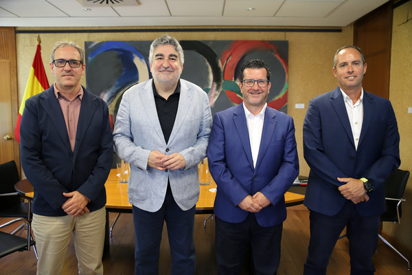 Arucas impulsa el primer Centro de Tecnificación de Surf de España con el respaldo del Consejo Superior de Deportes De izquierda a derecha, O. Armas J.M. Rodríguez Uribe, J.J. Facundo, J.M. González