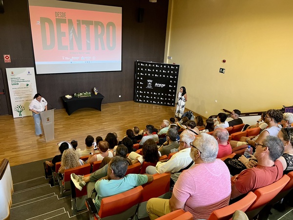‘Desde dentro’, el documental que rompe el estigma de las adicciones en Arucas Documental sobre las adicciones Desde dentro durante su estreno en Arucas