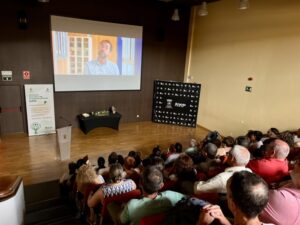 'Desde dentro', el documental que rompe el estigma de las adicciones en Arucas 2 Momento del visionado del documental