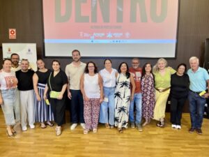 'Desde dentro', el documental que rompe el estigma de las adicciones en Arucas 3 La concejala junto al equipo de la UAD